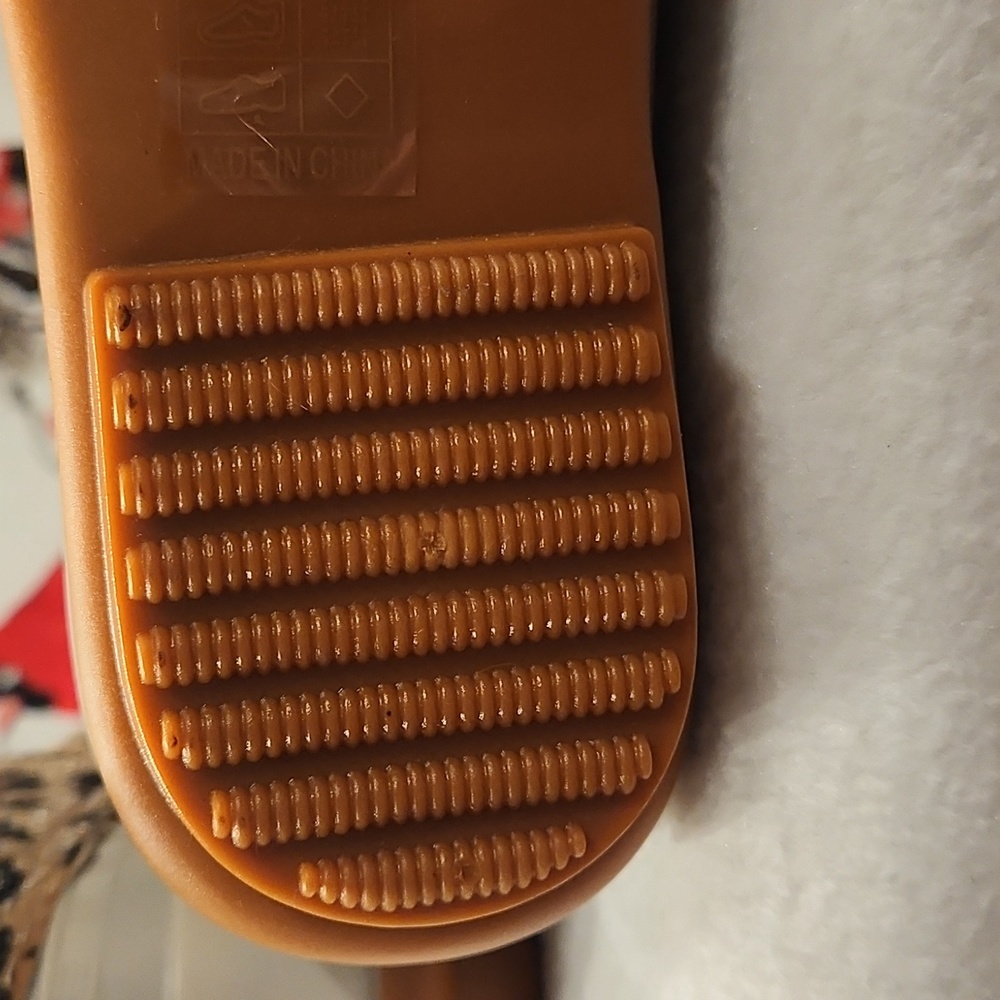 MAX MUXUM WOMANS NEW ASSORTED SIZES LEOPARD & BEIGE DUCK BOOTS. FINAL PRICE - Picture 7 of 9